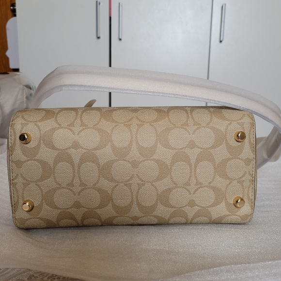 Coach - Picture 5 of 6